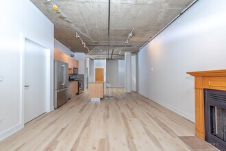 111 S Morgan St, Unit 619 in Chicago, IL - Foto de edificio - Building Photo