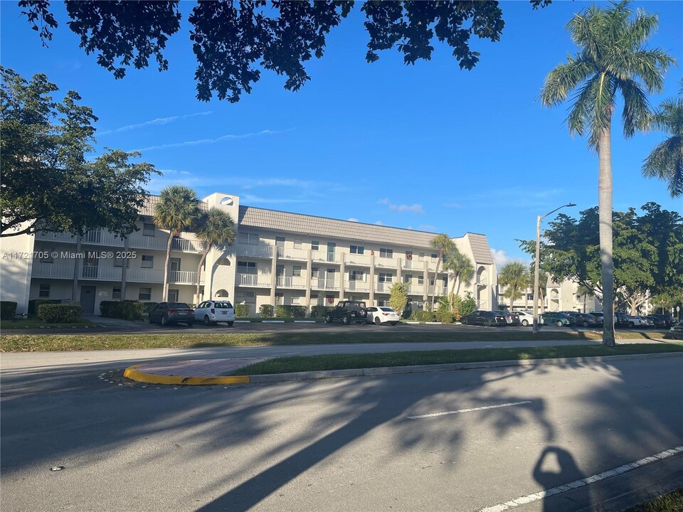 8300 Sunrise Lakes Blvd in Sunrise, FL - Building Photo