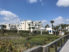 8600 Ridgewood Ave in Cape Canaveral, FL - Foto de edificio - Building Photo