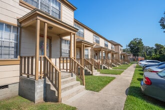The Apartments at Lake Hill in Vicksburg, MS - Foto de edificio - Building Photo