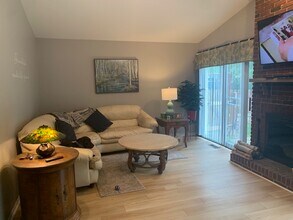 880 Springhill Cir in Naperville, IL - Building Photo - Building Photo
