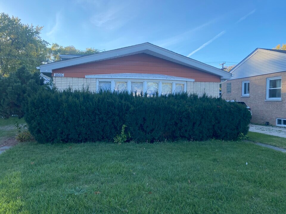8606 Crawford Ave in Skokie, IL - Building Photo