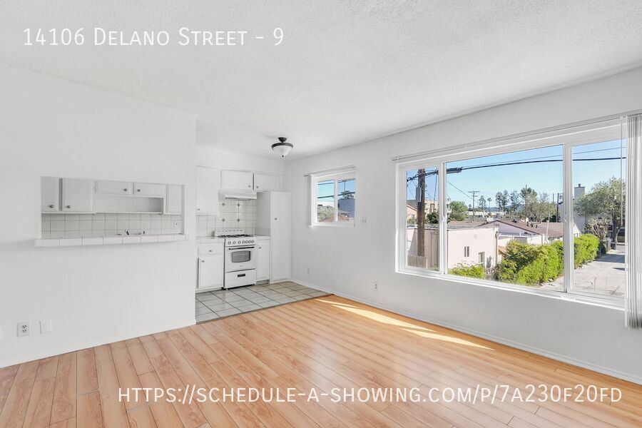 14106 Delano St in Los Angeles, CA - Foto de edificio