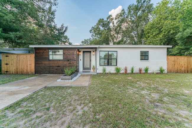 property at 2915 E Crawford St