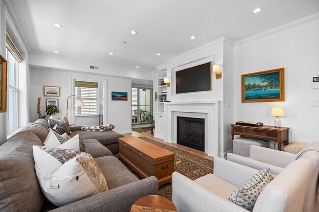 521 E 8th St, Unit 2 in Boston, MA - Building Photo - Building Photo