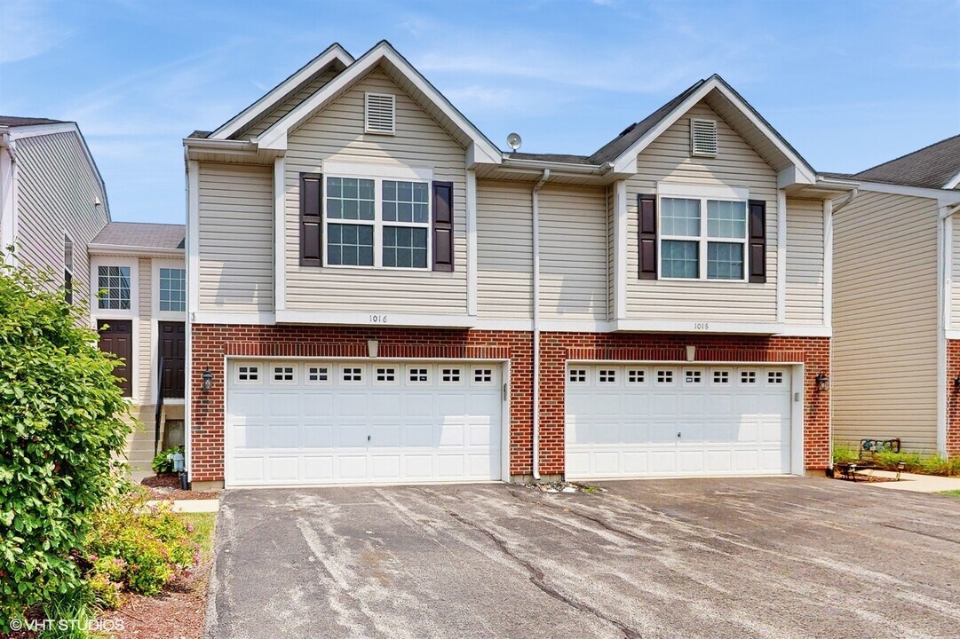 1016 Turin Dr in Hampshire, IL - Building Photo