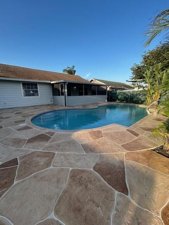 5022 El Claro Cir in West Palm Beach, FL - Building Photo