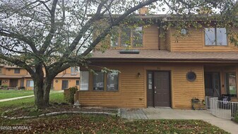 90 Northrup Dr in Brick, NJ - Building Photo