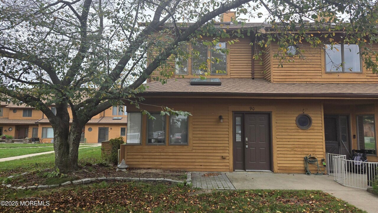 90 Northrup Dr in Brick, NJ - Building Photo