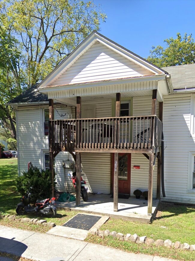 206 Giles Rd in Blacksburg, VA - Foto de edificio - Building Photo