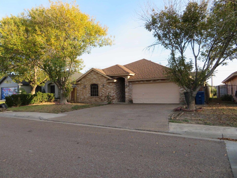 975 Tiara Trail in Laredo, TX - Building Photo