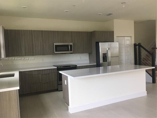 10461 NW 82nd St in Doral, FL - Building Photo - Building Photo