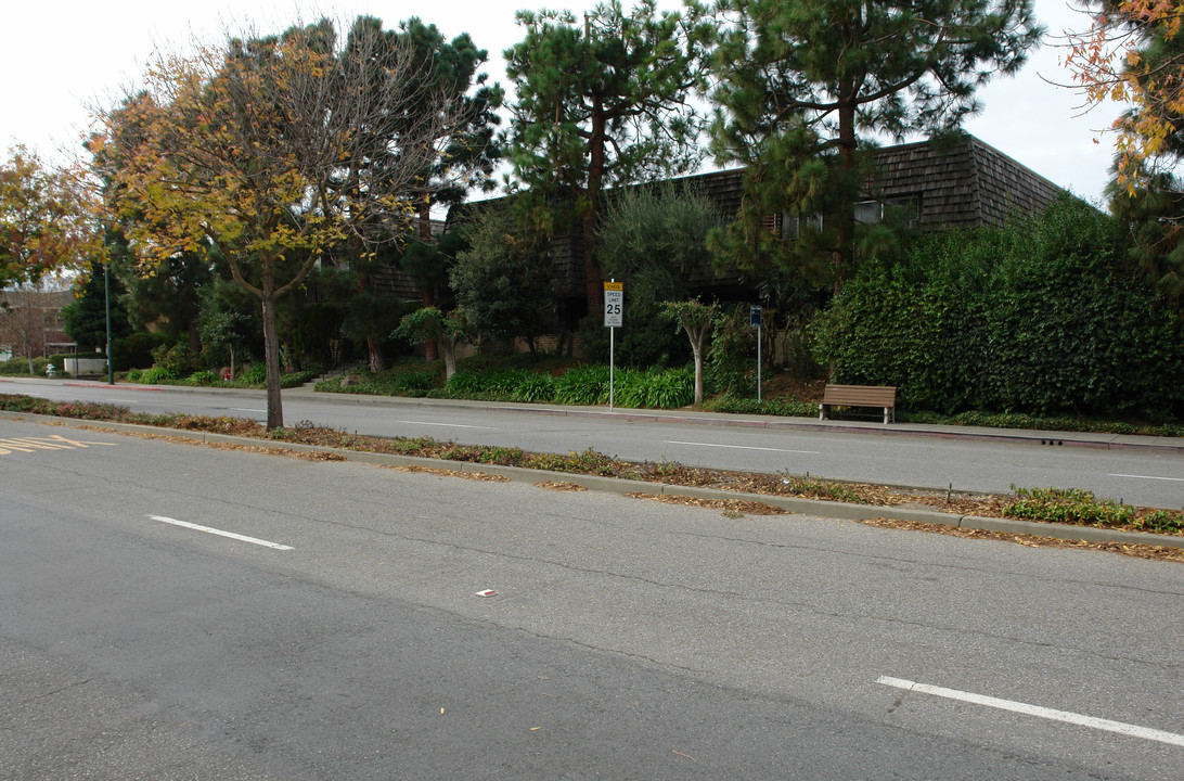 Miramonte Gardens in Mountain View, CA - Building Photo