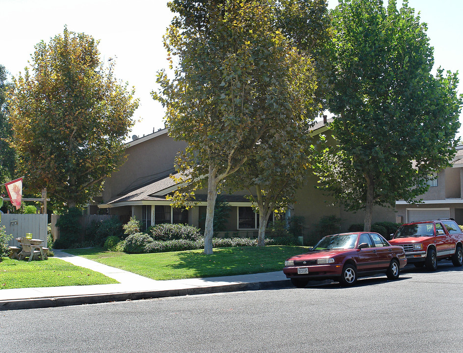 23052 Village Dr in Lake Forest, CA - Building Photo