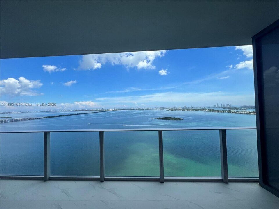 700 NE 24th St in Miami, FL - Building Photo