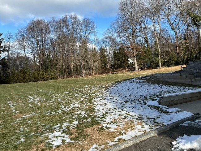 9 Twin Cedar Ln in Northport, NY - Building Photo - Building Photo