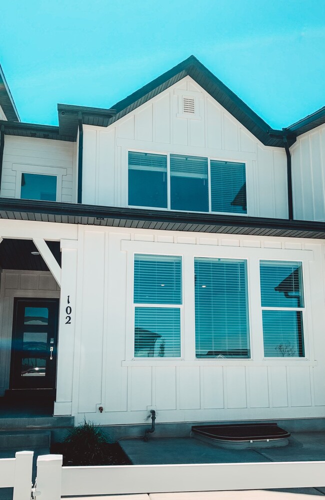 property at 102 E Grant Ln
