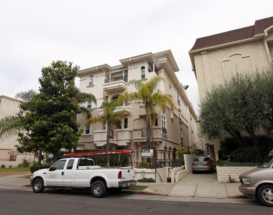 11737 Goshen Ave in Los Angeles, CA - Building Photo