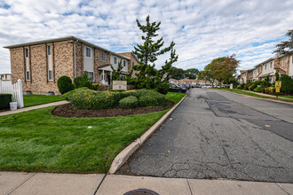 Cameo Townhouses in Valley Stream, NY - Building Photo - Building Photo