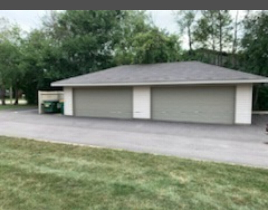 500 Westwood Ct in Crystal Lake, IL - Building Photo