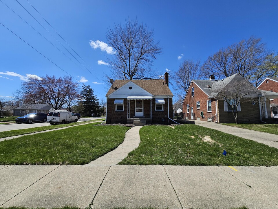 2001 N Denwood St in Dearborn, MI - Building Photo