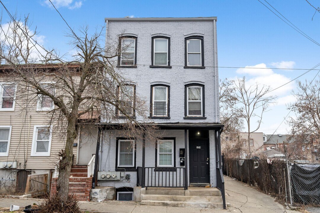 174 W Parmenter St in Newburgh, NY - Building Photo