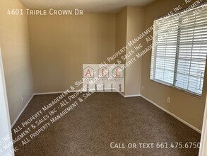 4601 Triple Crown Dr in Bakersfield, CA - Building Photo - Building Photo