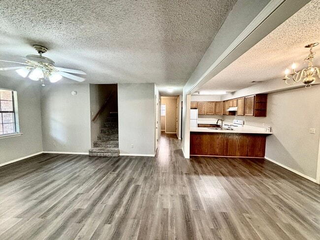 415 Valley Dr in Russellville, AR - Foto de edificio - Building Photo
