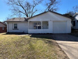 936 Bluewood Dr in Dallas, TX - Building Photo