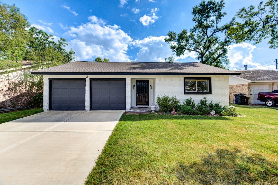 7838 Royalwood Dr in Houston, TX - Building Photo