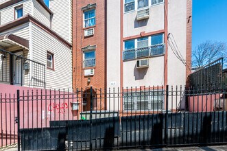 54-19 Roosevelt Ave in Woodside, NY - Foto de edificio - Building Photo