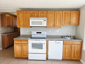 284 School St in Whitman, MA - Building Photo - Building Photo