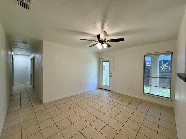 6202 N Hampton Dr in Austin, TX - Building Photo - Building Photo