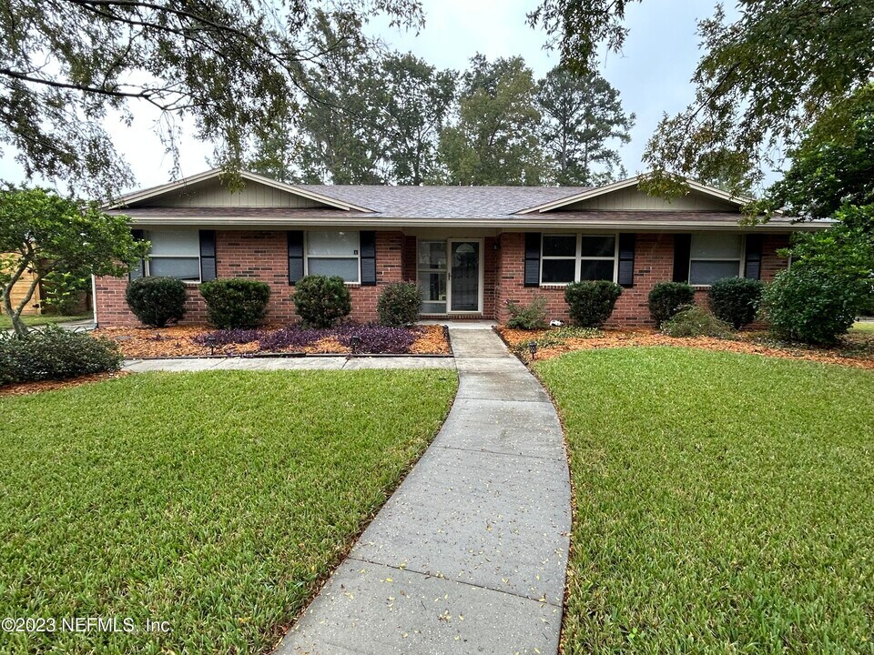 2215 Gabriel Dr in Orange Park, FL - Building Photo