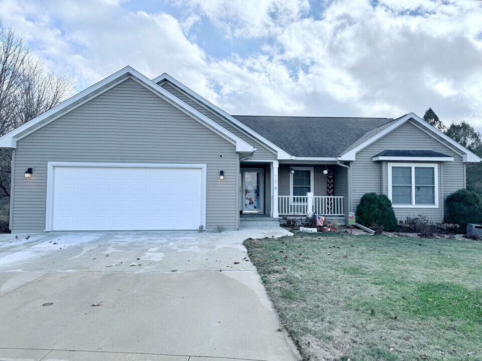 1405 Emery Cir in Waverly, IA - Building Photo