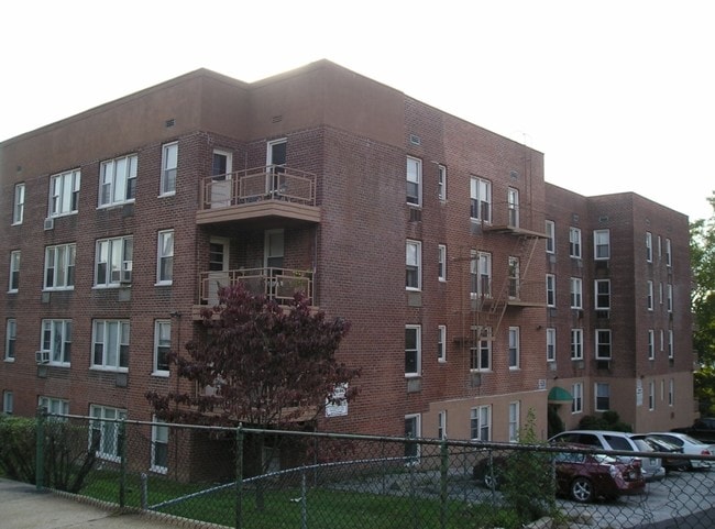 Round Oaks Apartments in Yonkers, NY - Foto de edificio - Building Photo