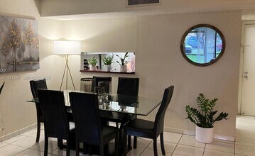 8035 SW 107th Ave in Miami, FL - Foto de edificio - Building Photo