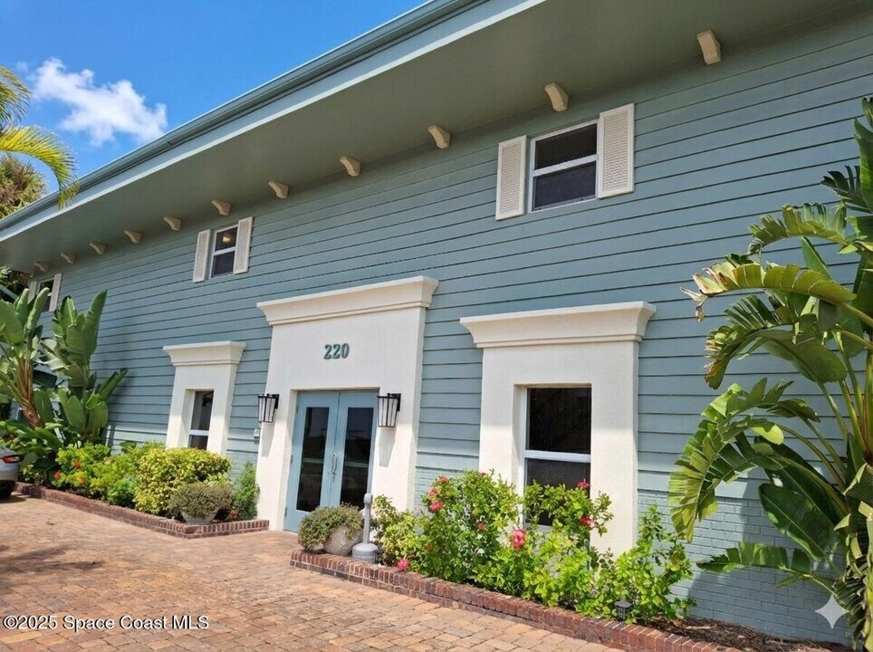 220 Columbia Dr in Cape Canaveral, FL - Foto de edificio