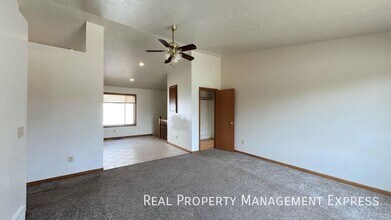 Prime Location 3-Bedroom Gem in Sioux Falls, SD - Building Photo - Building Photo