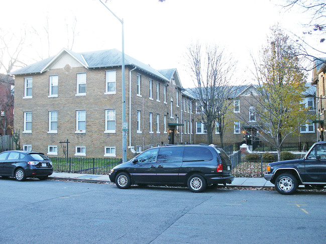 410 Cedar St NW in Washington, DC - Building Photo - Building Photo