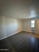 2250 W Glendale Ave in Phoenix, AZ - Foto de edificio - Building Photo