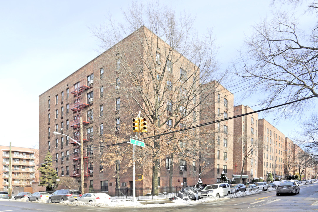 Shoreham Apartments in Flushing, NY - Foto de edificio