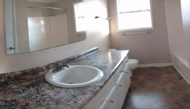 321 N Lexington St, Unit 1 in Lyons, GA - Foto de edificio - Building Photo