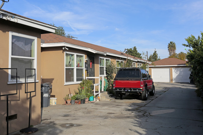 211 E Indigo St in Compton, CA - Foto de edificio - Building Photo