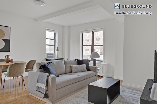 210 W 70th St in New York, NY - Building Photo - Building Photo