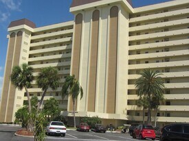 4775 Cove Cir in St. Petersburg, FL - Building Photo