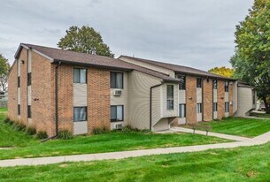 1220 Hardin Dr in Carlisle, IA - Building Photo