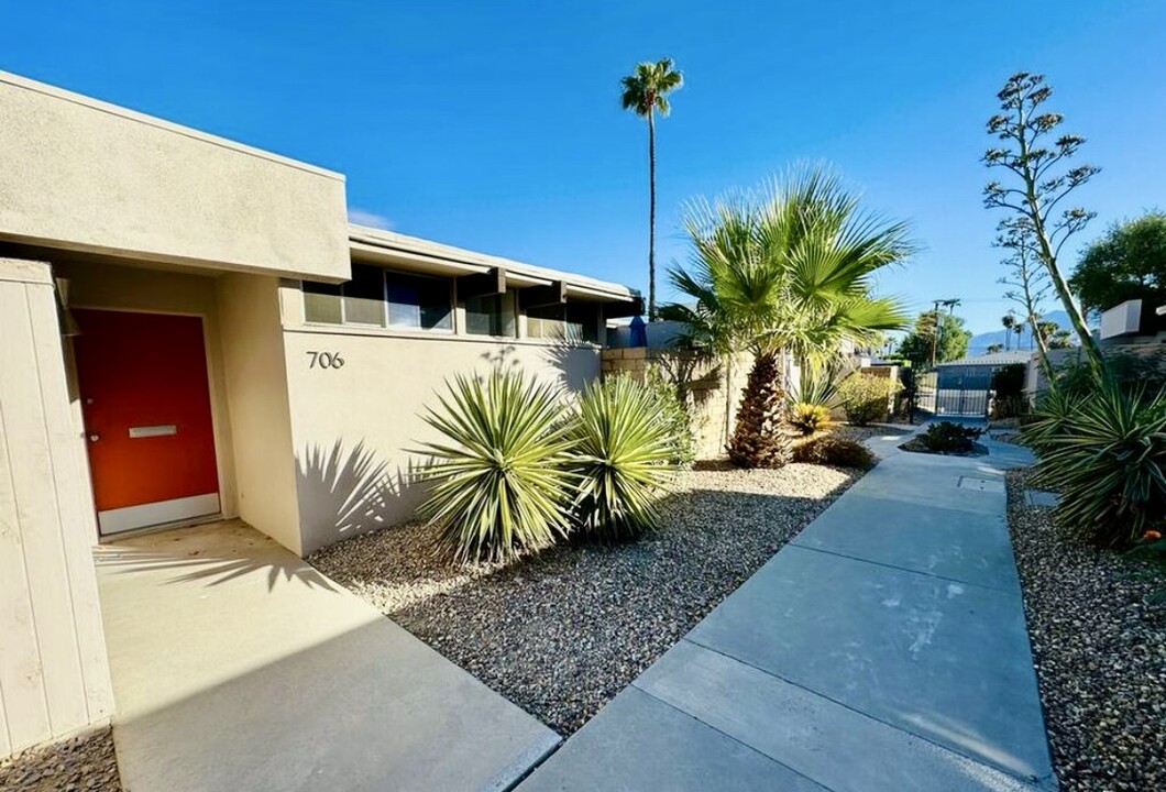 706 E Vista Chino, Unit 706 in Palm Springs, CA - Foto de edificio