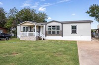 4023 Lands End Ct in Granbury, TX - Foto de edificio - Building Photo