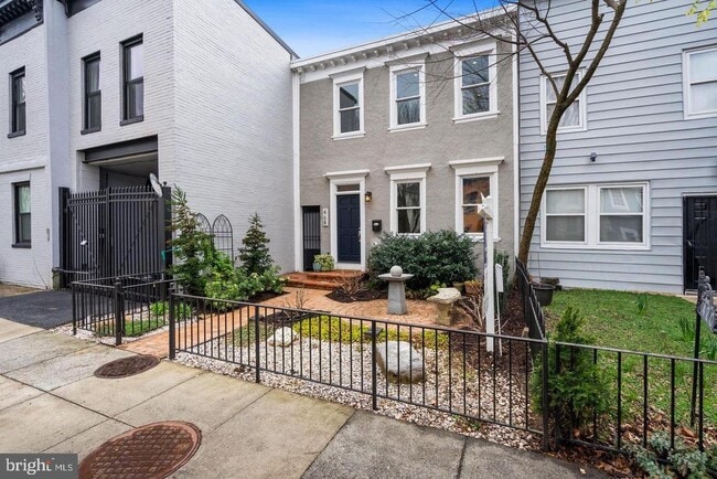 property at 468 Ridge St NW
